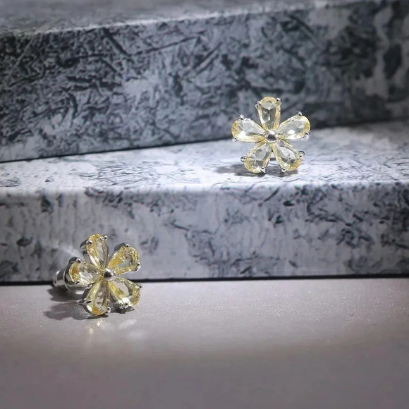 💞 Beautiful Tiny Plum Blossom Zircon Dainty Stud Earrings for Women, UNVN12459 - Picture 1 of 4